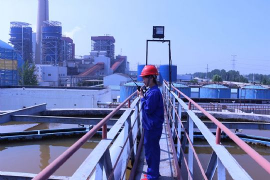 點擊查看詳細信息<br>標題：運行人員正在澄清池巡檢 閱讀次數(shù)：2279