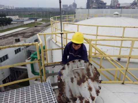 點擊查看詳細信息<br>標題：某石化工作人員正在加藥 閱讀次數(shù)：2021