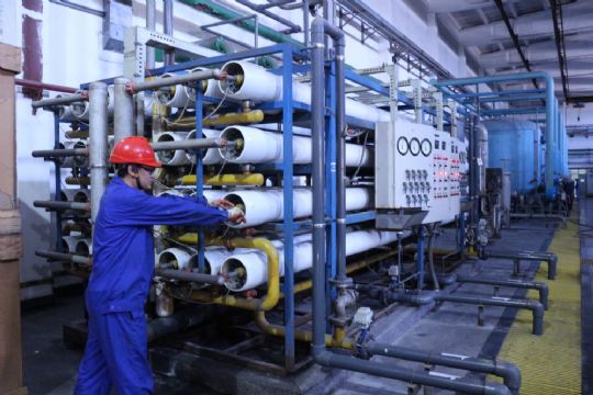 點擊查看詳細信息<br>標題：檢修人員正在查看反滲透端蓋漏水情況 閱讀次數(shù)：1968